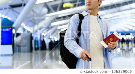 一名男子在機場手持護照。照片由關西國際機場（KIX）提供。 136229066