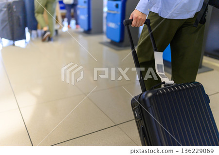 商務旅客拉行李箱 _■攝影合作:關西國際機場 (KIX) 商務旅客拉行李箱 _■攝影合作:關西國際機場 (KIX) 136229069