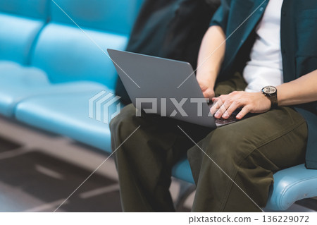 一名男子在機場使用電腦。照片由關西國際機場(KIX)提供。 一名男子在機場使用電腦。照片由關西國際機場(KIX)提供。 136229072