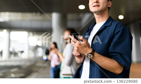 在機場候機的男子 136229080