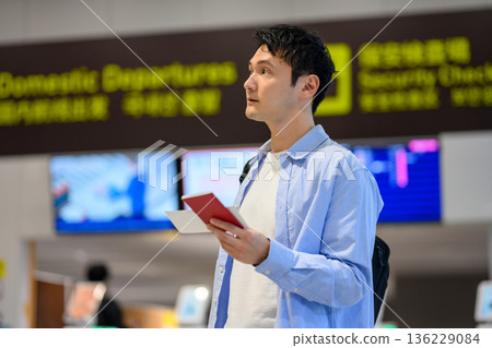 一名男子抬頭看著機場的指示牌。照片由關西國際機場（KIX）提供。 136229084