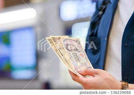 手中清點日圓紙幣 ■攝影協助：關西國際機場（KIX） 136229088