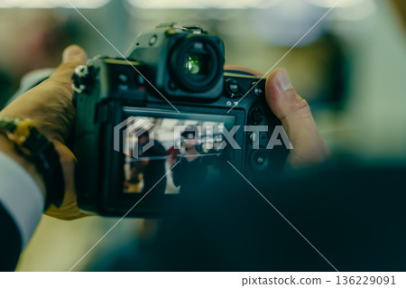 Photographing the rear LCD screen of the camera ■Photography cooperation: Kansai International Airport (KIX) Photographing the rear LCD screen of the camera ■Photography cooperation: Kansai International Airport (KIX) 136229091