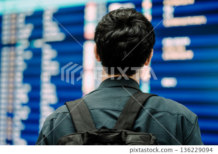 在機場查詢航班資訊 ■拍攝合作:關西國際機場(KIX) 在機場查詢航班資訊 ■拍攝合作:關西國際機場(KIX) 136229094