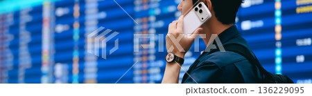 一名男子在機場打電話。照片由關西國際機場（KIX）提供。 136229095