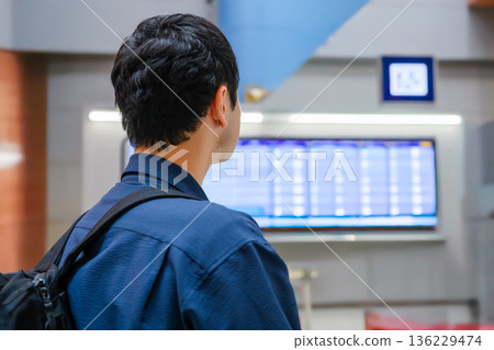 在機場查詢航班狀態 ■拍攝合作：關西國際機場（KIX） 136229474