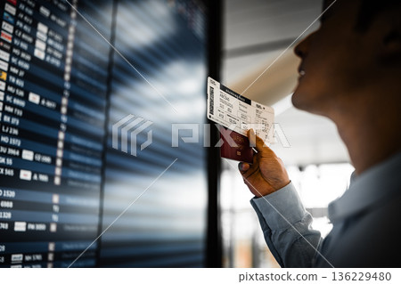 請在機場查看您的登機證。 136229480