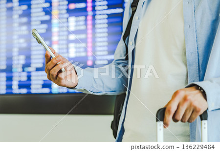 一名男子正在機場查詢資訊。照片由關西國際機場（KIX）提供。 136229484