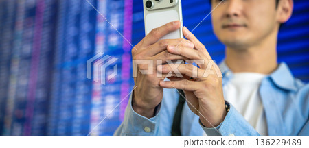 一名男子在機場用智慧型手機拍照。照片由關西國際機場（KIX）提供。 136229489