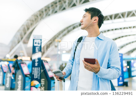 Self-check-in at the airport ■Photography cooperation: Kansai International Airport (KIX) Self-check-in at the airport ■Photography cooperation: Kansai International Airport (KIX) 136229491