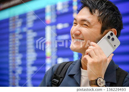 一名男子在機場打電話。照片由關西國際機場（KIX）提供。 136229493
