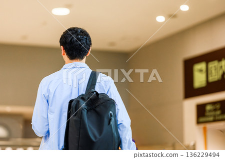 一名男子在機場背著背包。照片由關西國際機場（KIX）提供。 136229494