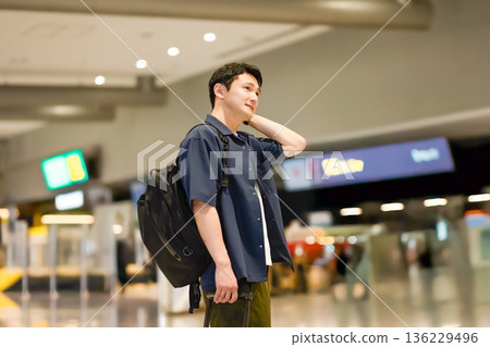 Travelers waiting at the airport ■Photography cooperation: Kansai International Airport (KIX) Travelers waiting at the airport ■Photography cooperation: Kansai International Airport (KIX) 136229496