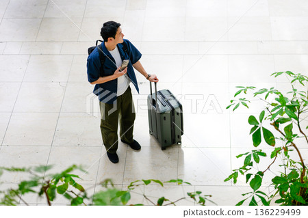 一名男子在機場搬運行李。照片由關西國際機場（KIX）提供。 136229499