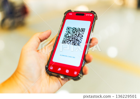 Show the QR code on your smartphone. Photo courtesy of Kansai International Airport (KIX) Show the QR code on your smartphone. Photo courtesy of Kansai International Airport (KIX) 136229501