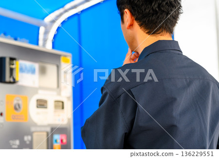 一名男子在自動售票機前沉思。照片由關西國際機場(KIX)提供。 一名男子在自動售票機前沉思。照片由關西國際機場(KIX)提供。 136229551