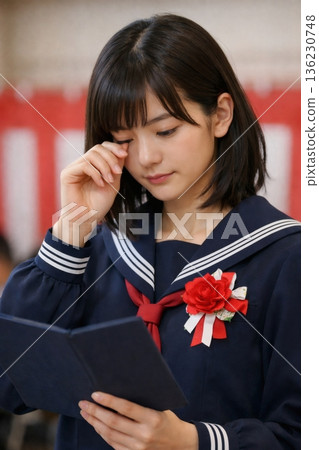 畢業典禮當天，日本女學生身穿水手服 136230748