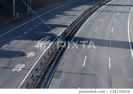 高速公路超車道顯示 136230859
