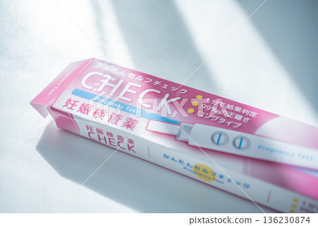 驗孕棒和盒子 136230874