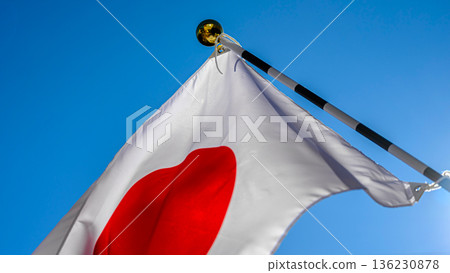 日本國旗在風中飄揚 日本國旗在風中飄揚 136230878