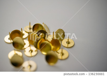 桌子上堆著一疊圖釘 桌子上堆著一疊圖釘 136230881