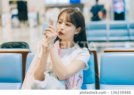 一位女士在機場補妝(照片由關西國際機場(KIX)提供) 一位女士在機場補妝(照片由關西國際機場(KIX)提供) 136230988
