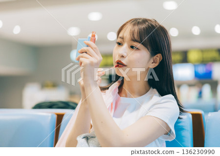 一位女士在機場補妝（照片由關西國際機場（KIX）提供） 136230990