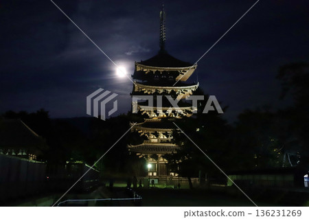 奈良興福寺的五重塔與月亮 奈良興福寺的五重塔與月亮 136231269