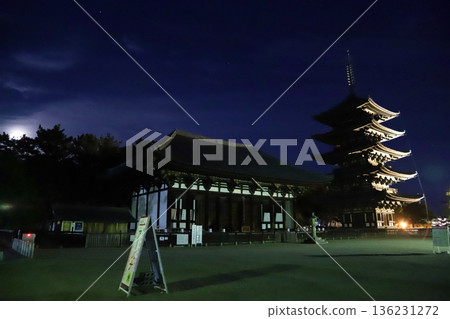 奈良的興福寺的夜晚 136231272