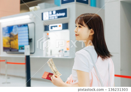 A woman exchanging money at the airport (Photo courtesy of Kansai International Airport (KIX)) A woman exchanging money at the airport (Photo courtesy of Kansai International Airport (KIX)) 136231303