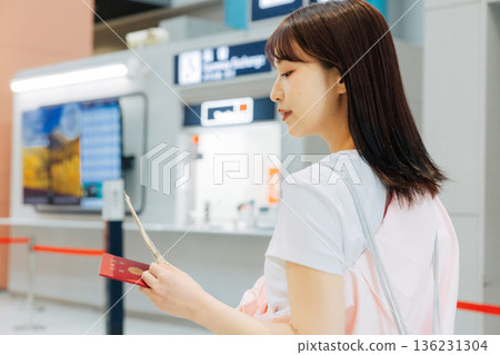 一名女子在機場兌換貨幣（照片由關西國際機場（KIX）提供） 136231304