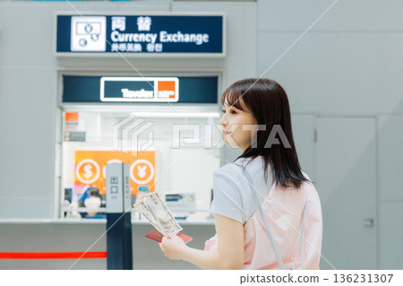 一名女子在機場兌換貨幣（照片由關西國際機場（KIX）提供） 136231307