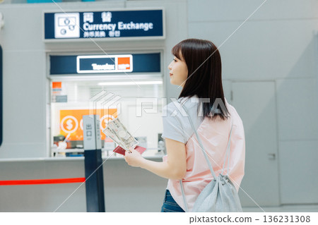 一名女子在機場兌換貨幣（照片由關西國際機場（KIX）提供） 136231308
