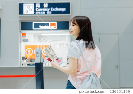 一名女子在機場兌換貨幣（照片由關西國際機場（KIX）提供） 136231309