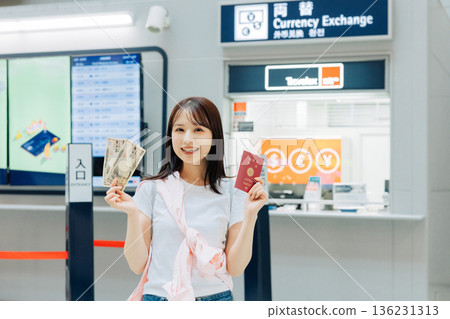一名女子在機場兌換貨幣（照片由關西國際機場（KIX）提供） 136231313