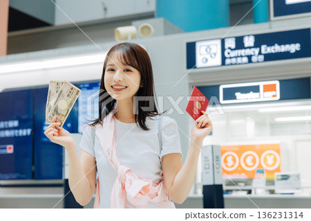 一名女子在機場兌換貨幣(照片由關西國際機場(KIX)提供) 一名女子在機場兌換貨幣(照片由關西國際機場(KIX)提供) 136231314