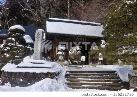 Mountain temple gate in winter (Yamagata City, Yamagata Prefecture) Mountain temple gate in winter (Yamagata City, Yamagata Prefecture) 136231756