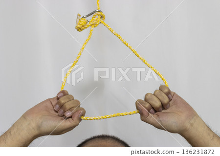 一條繩子從上方垂下，一隻男人的手和一顆光頭（沒有臉，日本人，30年代）抓住了它。 136231872