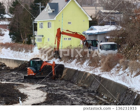 一台液壓挖土機正在清除河水中的沉積物。 136231933