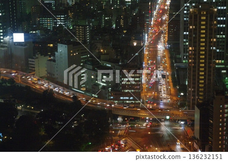 這是黃昏時分從淺草寺和東京鐵塔眺望東京的夜景。圖中還能看到正在建設中的東京晴空塔。 136232151