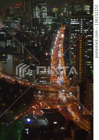 這是黃昏時分從淺草寺和東京鐵塔眺望東京的夜景。圖中還能看到正在建設中的東京晴空塔。 136232152