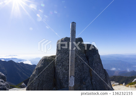 中阿爾卑斯山脈宇津木山(海拔2864公尺)山頂標誌牌以及下方壯麗的景色 中阿爾卑斯山脈宇津木山(海拔2864公尺)山頂標誌牌以及下方壯麗的景色 136232155