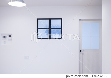 住宅形像新建房屋白色門和裝飾窗 136232389