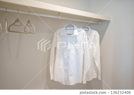 房屋圖：新建房屋，衣櫃裡塞滿了衣服 136232406