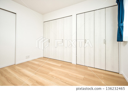 住宅形像新房白牆房間的衣櫃和窗戶 136232465