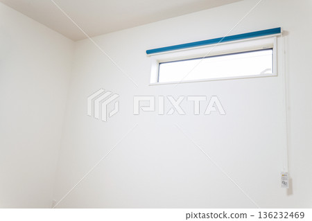住宅圖片：新建房屋，白色牆壁房間內設有水平滑動窗。 136232469