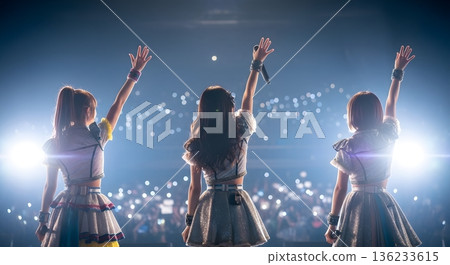 三位女偶像的現場表演（後方視角） 136233615