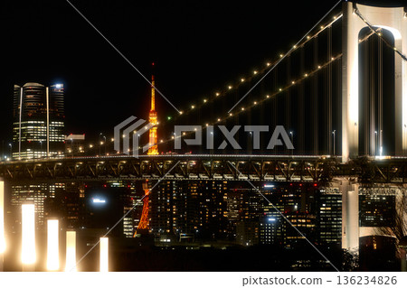Night view of Rainbow Bridge and Tokyo Tower 136234826