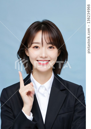 微笑的女商人舉起食指 136234966