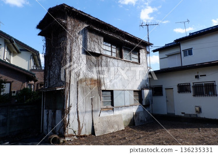 住宅區的空置房屋 136235331